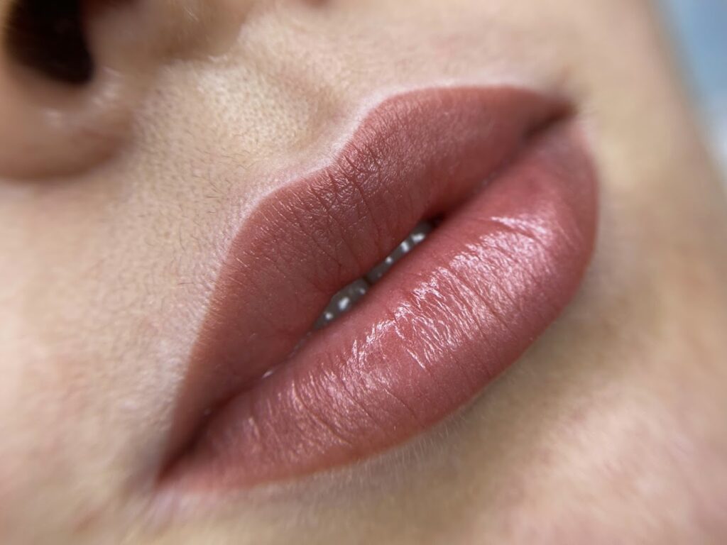 Nahaufnahme pigmentierter Lippen nach professioneller Permanent Make-up Behandlung