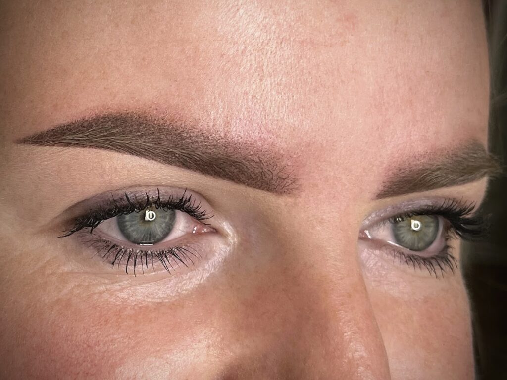 Permanent Make-up an den Augenbrauen – frisch pigmentierte Brauen bei Slawa Savin