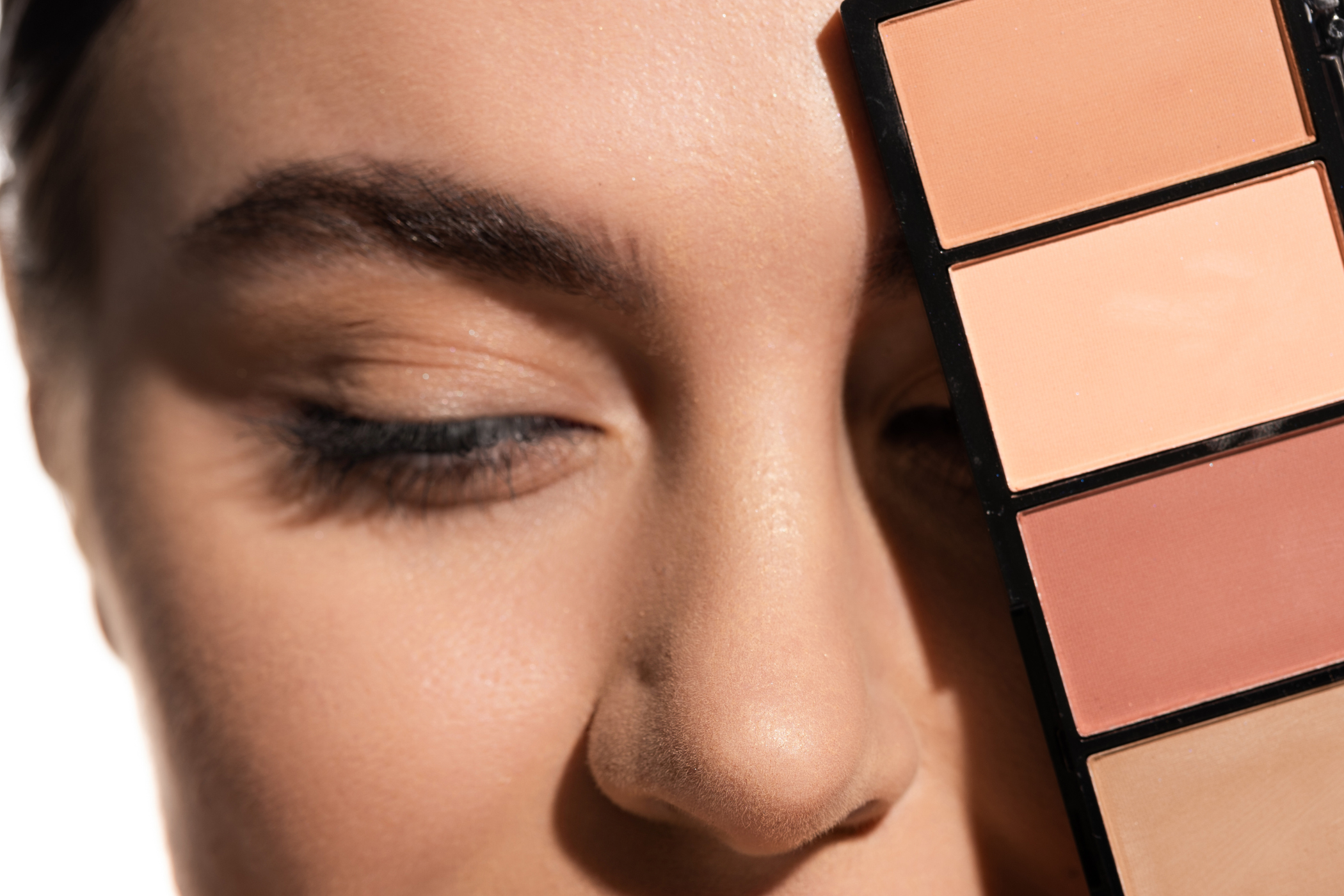 Permanent Make-up Farbpalette mit verschiedenen Pigmentfarben im Studio Slawa Savin