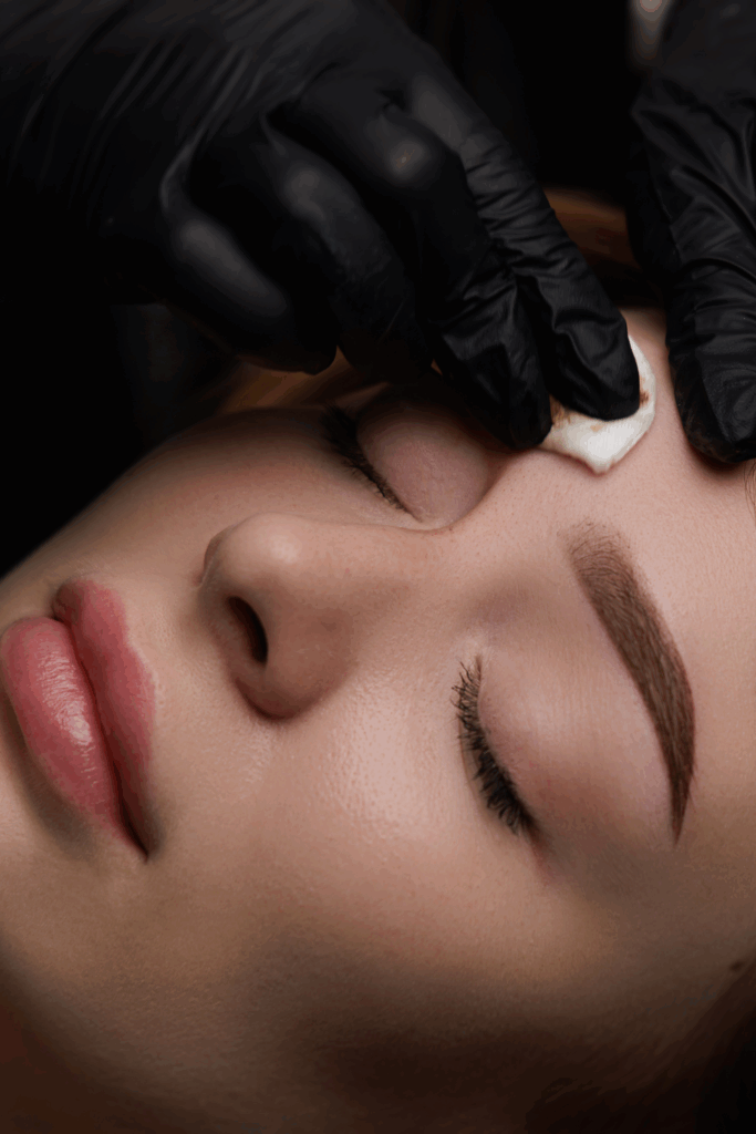 Hautreinigung vor einer Permanent Make-up Behandlung im Studio Slawa Savin