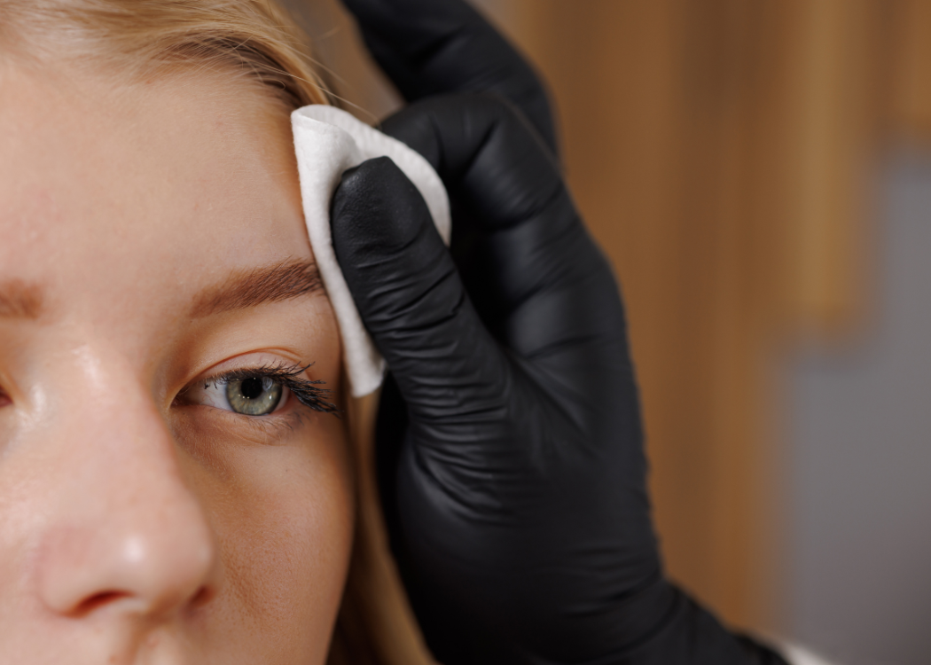 Sorgfältige Augenreinigung vor Permanent Make-up Behandlung